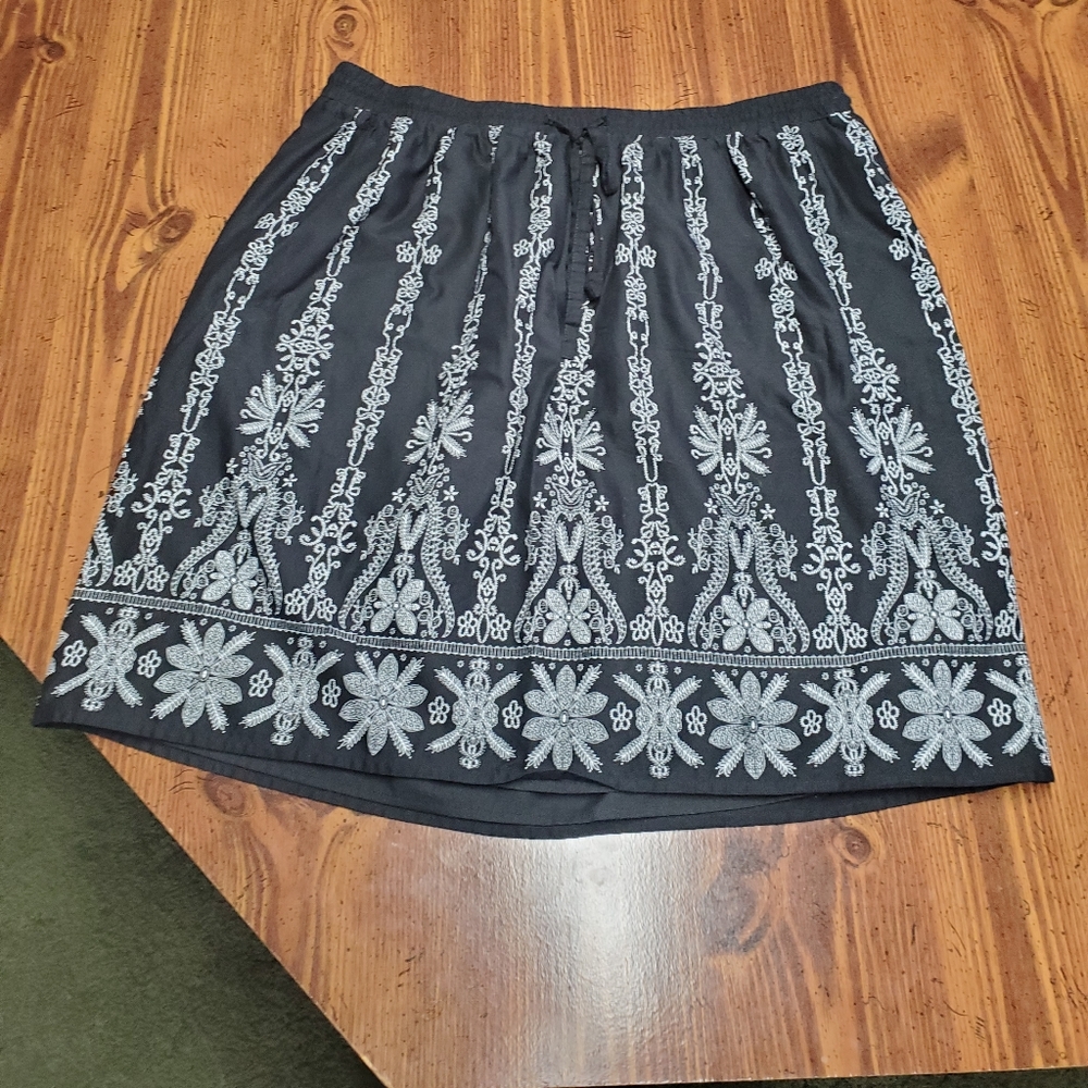 Black and white printed skirt